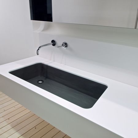 Schwarzes, in die Theke eingelassenes, Waschbecken