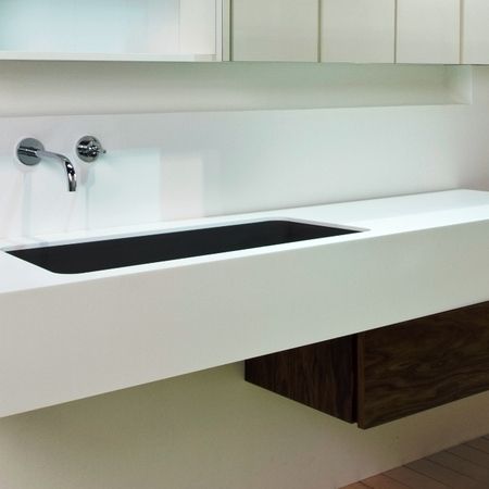 Schwarzes, in die Theke eingelassenes, Waschbecken
